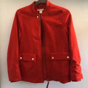 Vår jacka från hm  - Jätte fin jacka från hm. Sparsamt använd och i fint skick. 