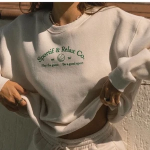 sweatshirt - Supermysig sweatshirt liknande första bilderna! Passar perfekt till vardagen och är jättemysig!!❤️aldrig använd, endast testad! Frakt tillkommer❤️❤️sitter lite overzised på mig som vanligtvis bär s🥰