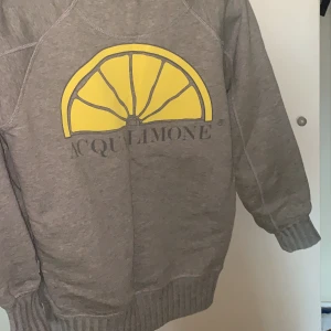 Aqua Limone grå - Säljer min äkta aqua limone tröja då den inte längre passar. Storlek xxs & inga tecken på andvändning. Köparen står för frakten.