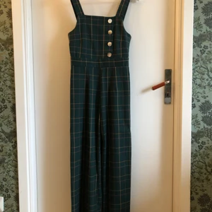 Byxdress från miss selfridge - Fin byxdress i strl 36. Använd 1 gång. Köparen står för frakten. Köpt för 600, säljer för 250💚