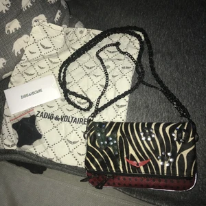 Zadig & Voltaire rock nano bag - Säljer denna skitcoola Zadig väskan i den lilla modellen. Det är köpt för några år sen men endast andvänd ett fåtal gånger och man kan inte se några spår av andvändning. Säljs inte längre!! Köpt för omkring 3000kr. Vid frågor eller bud skicka privat💓