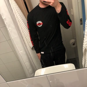 Diamond supply lång t-shirt med tryck - Långärmad T-shirt från Diamond Supply. Plagget har använts endast en handfull gånger. Normal passform.