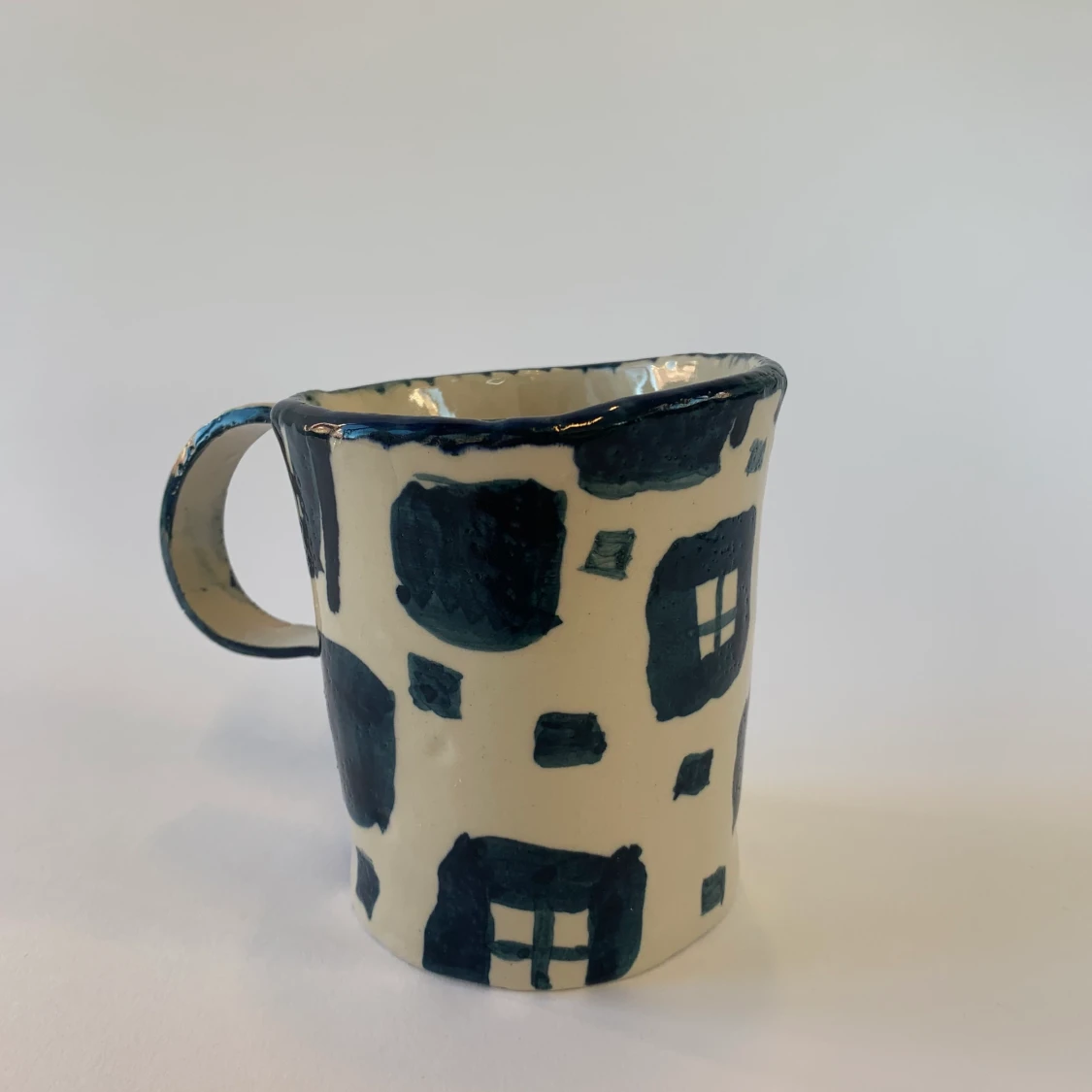 Handgjord kopp med blått motiv - 90