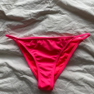 Skrikrosa bikiniunderdel i storlek SX från Gina tricot - Bikiniunderdel som är storlek XS men jag skulle säga att dem passar S också, dem är oanvända och i bra skick🦋