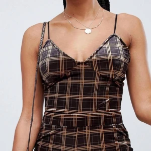 Rutig Sammet body  - Sammet body från Emory park. Använt 1 gång. Storlek Medium men den är för kort för mig som är 173 (justerbara band men har lång överkropp lol) Passar M om man är lite kortare, och S såklart❤️