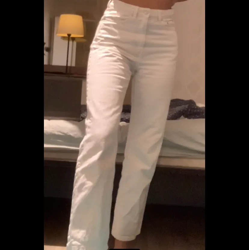 Säljer mina jättefina vita jeans från Weekday i modellen row. Tycker de är lite för korta för min smak ich jag är 168 cm, kan skicka mer bilder men de går ungefär till anklarna.☺️ pris kan alltid diskuteras!. Jeans & Byxor.