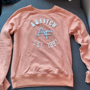 Abercrombie & fitch äkta tröja - Bra skick, använd ca 3 gånger och passar mig som är en medium. Samfraktar gärna men mina andra plagg! 