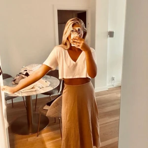 Beige kjol  - Beige kjol, aldrig använd 