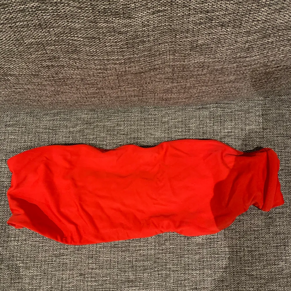En röd bandou bikinitopp och även en gul, storlek L på båda, säljer för 50kr styck + frakt 🤍. Övrigt.