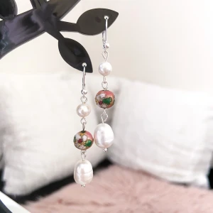 Äkta pärlörhängen  - Örhängen med äkta sötvattenspärlor och cloisonnepärlor Dm för mer info Står ej för postens slarv