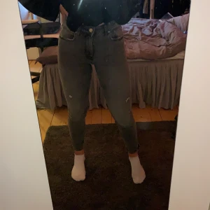Gråa Jeans-Zara  - as balla jeans från Zara, sitter jättebra på mig som är xs/s, använda fåtal gånger⚡️💞säljs ej längre 