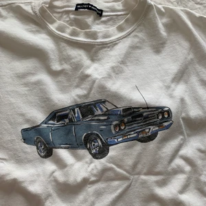 T-shirt från brandy melville - Säljer den populära t-shirten från brandy melville. Onesize. Säljer för 150kr ink frakt🤍