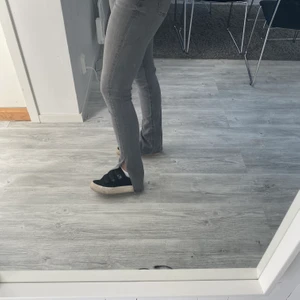 Jeans med slits - Gråtttade jeans med slits i stretchigt material från Zara, sitter som en smäck på kroppen🙌🏽