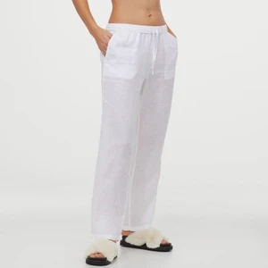 H&M linnebyxor - Vita (inte genomskinliga) linnebyxor från H&M (slutsålda i mindre storlekar på hemsidan), helt nya och oanvända med prislappen kvar. Buda💗