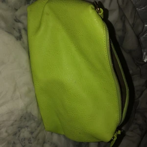 Necessär  - Stor o rymlig necessär. Limegrön, varit nedpackad i kartonger pga flytt så blivit lite ”smutsig” utanpå men går enkelt att torka av! Den är som sagt perfekt till mer än bara smink då den är av den större modellen. Har testat denna 1 gång, men jag köpte ny. 