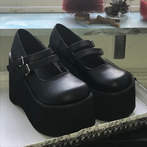 Demonias KERA 08 svarta platforms - Svarta oanvända Demonia platforms. Säljer pga att de inte passar i storleken (har 37). Köpte för 800kr. US women’s 7. inga returer!!