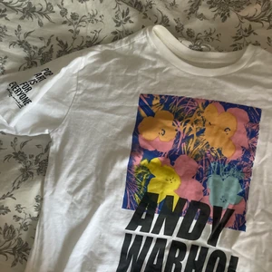 Oversized t-shirt - Oanvänd t-shirt ifrån UNIQLO, så snygg boxer modell och tryck! Köptes förra sommaren och aldrig använd! 🤍🤍