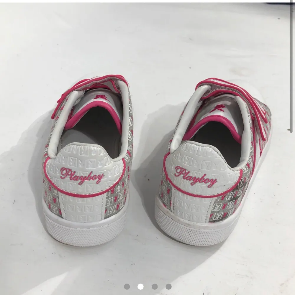 Jättefina sneakers som tyvärr är för små för mej! Jättebra skick, men använda någon gång - det syns under men inget mer. Skriv till mej med bud! . Skor.