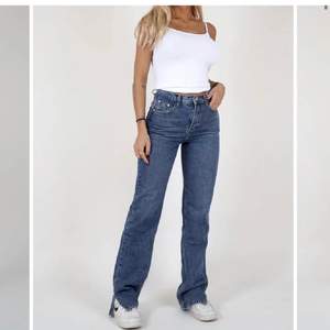Säljer dessa trendiga jeans från de danska företaget Venderby’s. Superskönt material. Köpta här på Plick men säljer pga fel storlek. Fraktar endast. Om det blir fler intresserade så startar vi budgivning ☺️ Går att köpa direkt för 700kr+ frakt. Ledande bud: 380kr