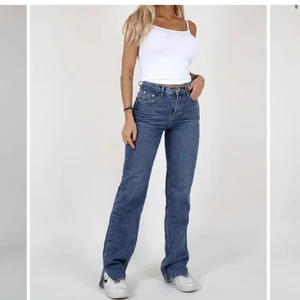 Venderby’s jeans  - Säljer dessa trendiga jeans från de danska företaget Venderby’s. Superskönt material. Köpta här på Plick men säljer pga fel storlek. Fraktar endast. Om det blir fler intresserade så startar vi budgivning ☺️ Går att köpa direkt för 700kr+ frakt. Ledande bud: 380kr