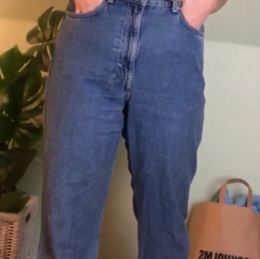 Blåa jeans pösiga men trendiga ganska långa (pris kan diskuteras) fråga om du vill se fler bilder eller om längden osv.💓. Jeans & Byxor.
