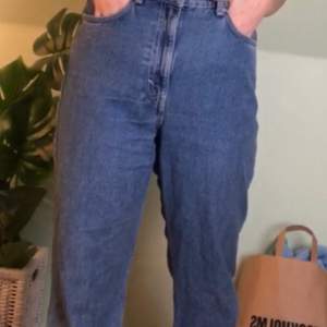 Blåa jeans pösiga men trendiga ganska långa (pris kan diskuteras) fråga om du vill se fler bilder eller om längden osv.💓