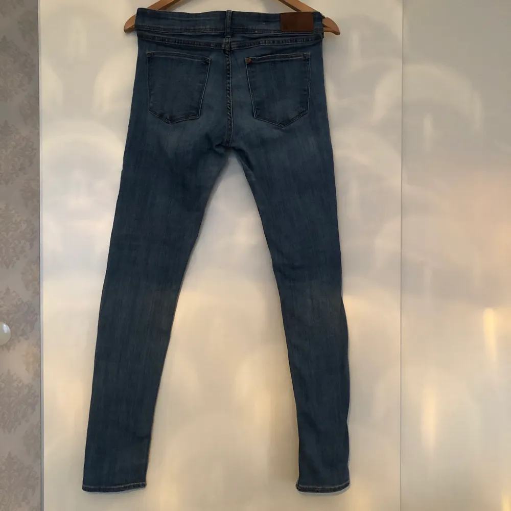 Ett par ljusblåa, väldigt lågmidjade jeans (slim) i storlek 30x32. De ser mörkare ut i bilden men de är ljusblåa. Säljer för 60 kr. Passform är XS/S. Jeans & Byxor.