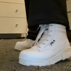 Fila skor  - Knappt använda i nyskick! Dem är i storlek 37 men passar även mig som vanligtvis är i storlek 36. Inköps priset är 1200 kr