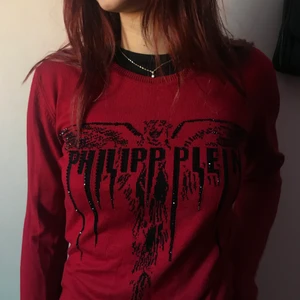 Philipp Plein med rhynestones storlek S - Philipp Plein tröja med svarta stenar/ rhinestones. Det svarta vid nacken är en svart tshirt under det är inte ihop med det röda och resten av tröjan 