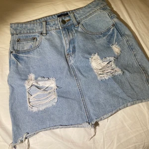 Kjol  - Superfin jeanskjol i storlek XS, man kan även ha den om man är en S. Slutar på låren och är perfekt längd💕☺️ köparen står för frakt!❤️📦