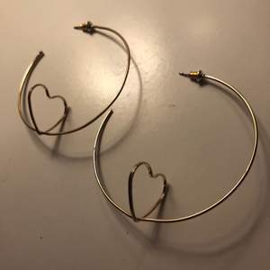 Guldfärgade örhängen med hjärtan som en fin detalj, knappt använda 💗 frakt tillkommer 