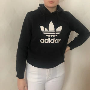 Adidas hoodie - Hoodie från adidas. Väl använt men ändå bra skick 