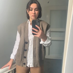 Zara stickad väst - Säljer denna trendiga stickade västen från Zara. Använd fåtal gånger