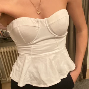 Topp - Superfint korset liknande topp med kupor (stretchigt material som är mjukt och behagligt), dragkedja baktill💕 storlek XS❤️ kupan passar dig som har A-B