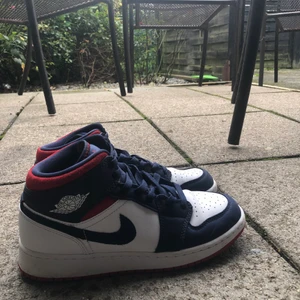 Nike Air Jordan  - Jeg sælger mine dejlige Nike Air Jordans da de er for små til mig, så de er næsten ikk blevet brugt og er i fin stand💖.            