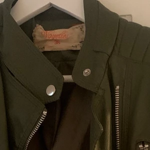 Militärgrön chiquelle jacka - Militärgrön chiqelle jacka 