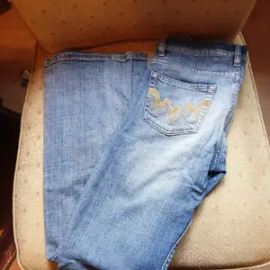 Snyggt slitna boot cut jeans stl 28,stretch,internets läng 74 cm