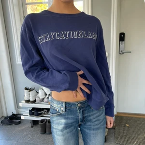 Snygg tröja me tryck  - Skit snygg tröja me vit text! Overzised och passar jätte bra me jeans o kostymbyxor 