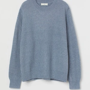 Blå stickad tröja - Super fin blå stickad tröja från hm som tyvärr inte kommer till användning. Nypris 199 kr. Frakt tillkommer.