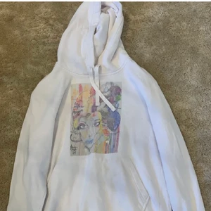 Vit hoodie med tryck - Lägger upp denna hoodie igen då vinnaren från förra budet var oseriös och ej köpte hoodien!  Hoodien är från Thecoolelephant och kostar i orginalpris 499kr!