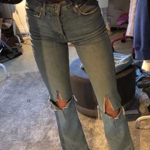 Bootcut jeans ”Sienna” från Gina i storlek 34💙 slitningarna på knäna har jag gjort själv!