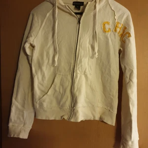 Snygg vit hoddie - Snygg vit hoddie med lite trasiga detaljer köpt så.stl M