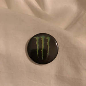 MONSTER PIN - Monster pins säljs, kan självklart samfraktas med andra grejer jag säljer, köp hur många du vill, frakten är alltid desamma! En pin kostar 15kr+frakt. Om du vill ha en custom made pin löser jag det (då blir det 20kr+frakt). Skriv i dm om du är intresserad!
