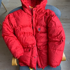 Fjällräven expedition strl M - Fjällräven expidition strl M. Ok skick. Lite fläckar på armen, men inget som stör. Riktigt mysig jacka för kalla dagar. Skickar gärna fler bilder om så önskas.