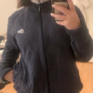 Vintage Puma Zipup  - En jättefin Puma zip-up i nyskick. Använt endast 2-3 gånger, köpt secondhand men hade vid köpet prislapp kvar. Riktigt mysig och asfin och unik! Köpare står för frakten