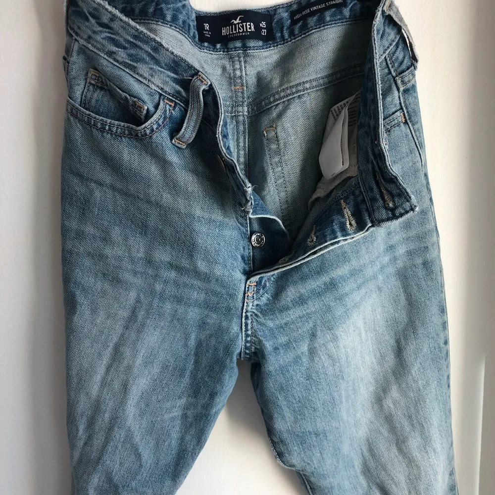 Säljer ett par jeans från Hollister. De är i modellen ”high rise vintage straight”, w25 L27. Hämtas i Sollentuna eller fraktas 💖. Jeans & Byxor.