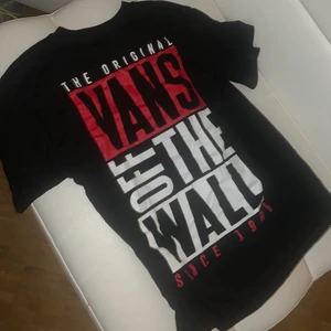 Vans T-shirt  - Vans T-shirt med tryck på ryggen, köpte för ett tag sen men tog fel storlek.. så har inte kommit till användning alls , så inprincip endast testad😊 och vad jag vet så är den ganska så slut såld 😅