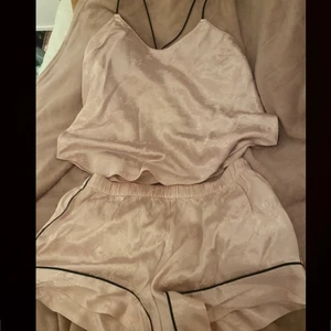 Victoria secret pjamas - ljusrosa victoria secret pjamas. Som ny. Se färgenoch mönstret bäst på 3de bilden! Orginal pris 1000kr