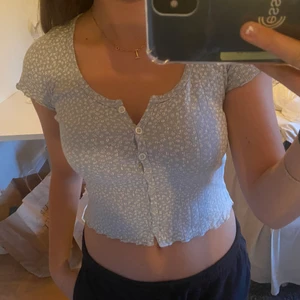 Brandy Melville top - En jättesöt topp från brandy ljusblå med vita blommor❤️❤️❤️❤️i superfint skick och köpte för typ 200 så det är bra pris💋