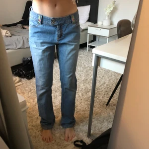 Lågmidjade jeans storlek 36 - Lågmidjade jeans i storlek 36. 
